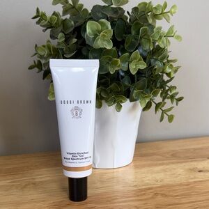 Bobbi Brown Vitamin Enriched Skin Tint SPF 15 - Golden 2
